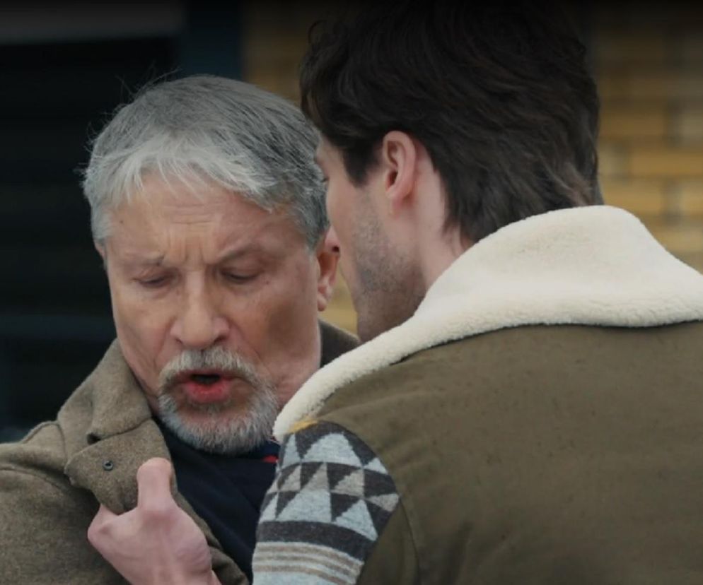 Aktorzy Cezary Nowak jako Antoni Kiryłło i Marcel Opaliński jako Cezary Rawicz w kadrze z serialu Barwy szczęścia. Młodszy mężczyzna w kurtce z futerkiem chwyta za kurtkę starszego mężczyznę. Więcej o ich losach na Super Seriale.