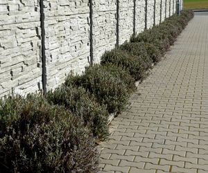 Betonowe ogrodzenie może być nowoczesne lub tradycyjne