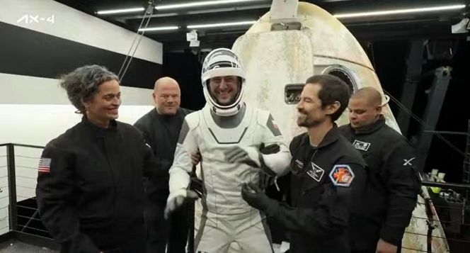 Ewakuacja astronautów z kapsuły Dragon