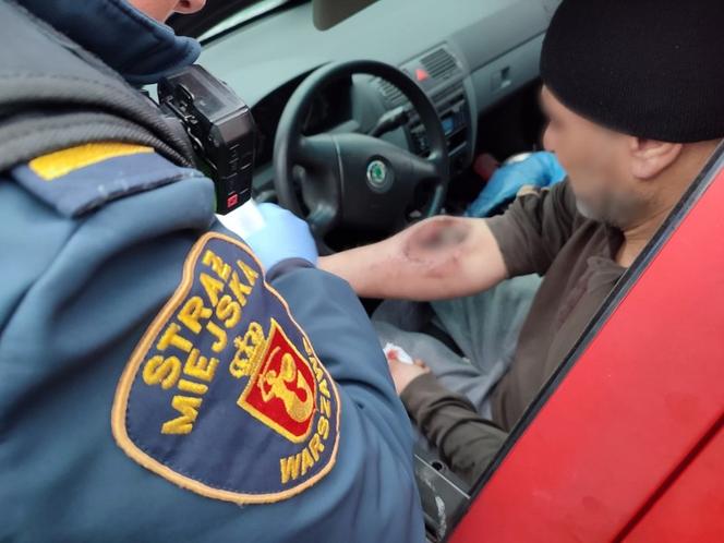 Strażnicy pomogli rannemu mężczyźnie mieszkającemu we wraku samochodu