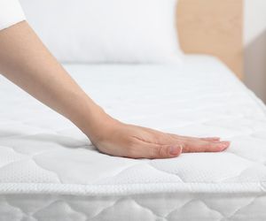 Rozsyp na materacu i zostaw na 30 minut. Usuniesz plamy i brzydki zapach. Pranie materaca na sucho