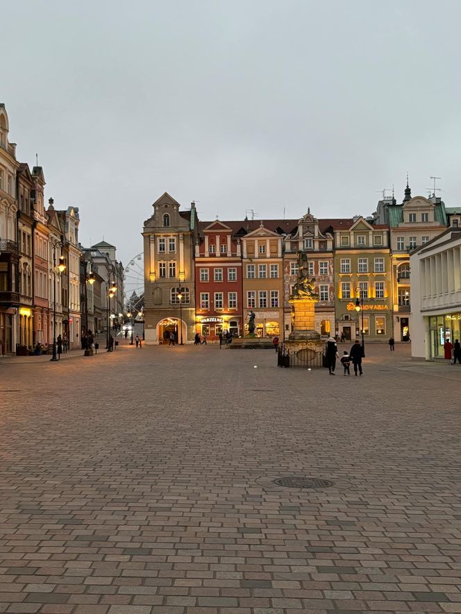 Przygotowania do Jarmarku Świątecznego na Starym Rynku w Poznaniu