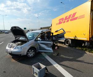 Horror na S2. Ciężarówka zmiażdżyła auto, dwie osoby zakleszczone w środku