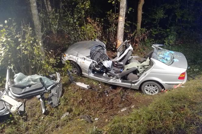 Tragiczny wypadek. BMW roztrzaskało się na drzewie