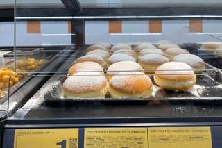 Tłusty Czwartek 2023: ceny pączków w Auchanie, Biedronce, Lidlu i cukierniach