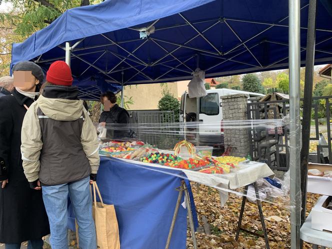 Handel przed cmentarzem. Kupić można pączki, ciasto i cukierki