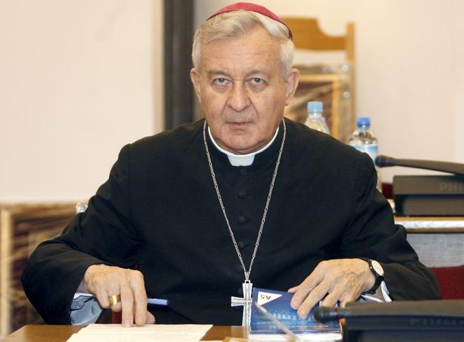 Arcybiskup Juliusz Paetz. Miał spocząć w katedrze, skończył w drewnianej mogile