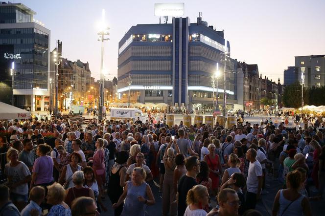 Potańcówka przed Teatrem Śląskim w Katowicach