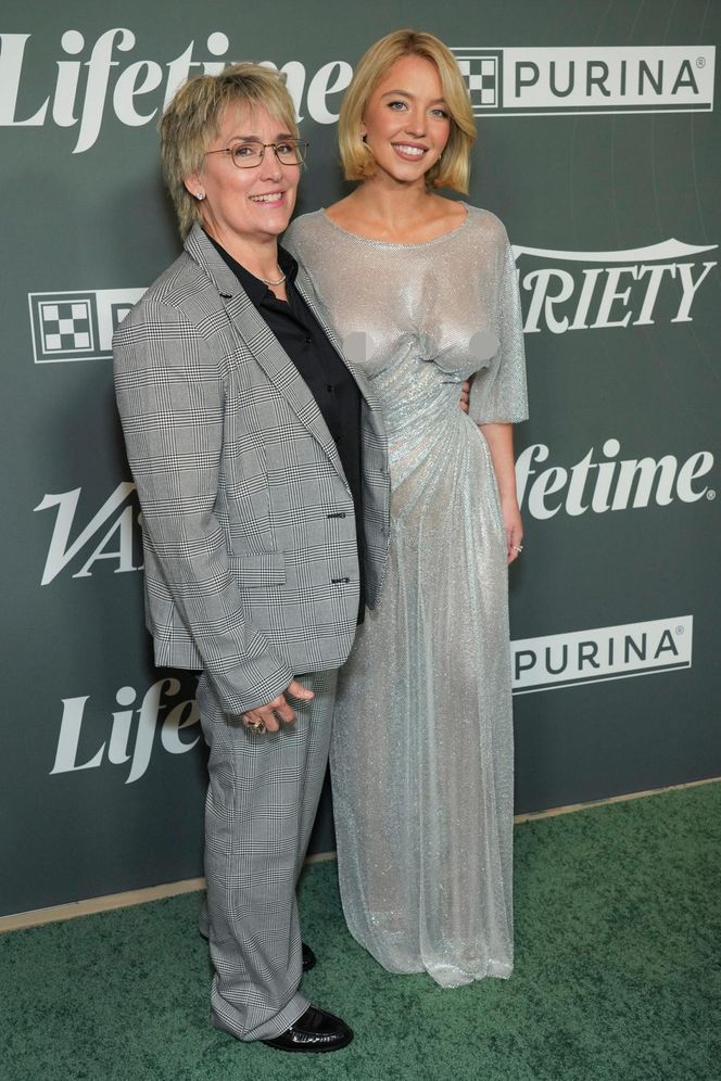 Sydney Sweeney w prześwitującej sukience. Obok m.in. legenda boksu