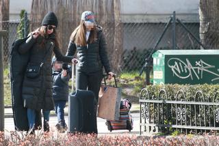 Marta Kaczyńska z córką i synkiem targała walizki na dworzec. Pomógł przystojny konduktor [ZDJĘCIA]