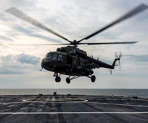 Polski Mi-17 ląduje na amerykańskim okręcie dowodzenia