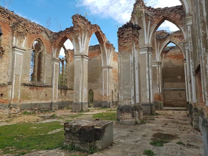 Zwiedziliśmy zabytkowe ruiny kościoła w Jałówce. Poznaj historię wyjątkowego miejsca [ZDJĘCIA]