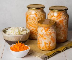 Przepis na sałatkę z ogórków, kapusty, papryki, cebuli i marchewki na zimę. Zatrzymaj letnie smaki