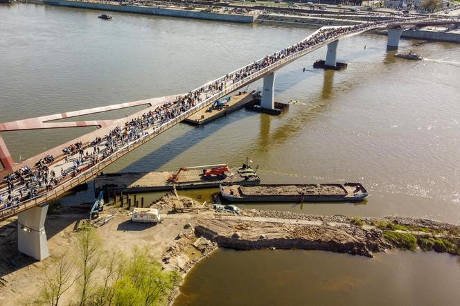 Niedoróbki na kładce pieszo-rowerowej w Warszawie