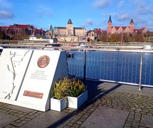 Wyjątkowa ławka stanęła na szczecińskiej Łasztowni. Ma upamiętnić ważną inwestycję