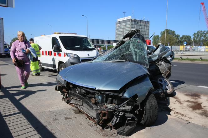 Wypadek w Alejach Jerozolimskich. Samochód uderzył w autobus. Kierowca osobówki nie żyje