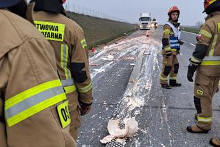 Siódemka jak wielki kebab. Rozrzucone mięso na S7 po wypadku chłodni