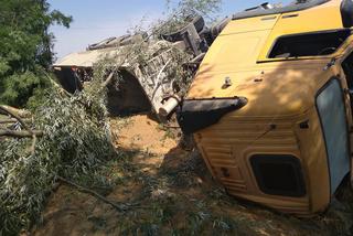 Ciężarówka wylądowała w rowie. Wysypało się z niej kilka ton piasku! [ZDJĘCIA]