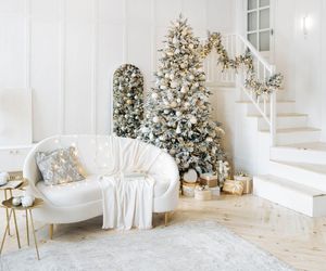 Świąteczne choinki w bieli