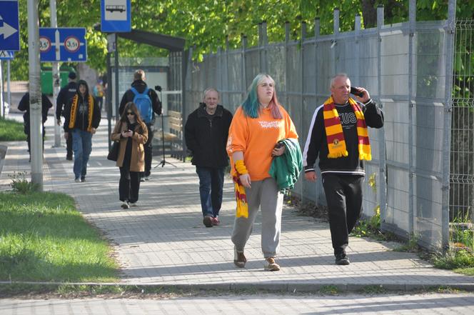 "Żółto-czerwono" na ulicach Kielc przed meczem Korona - Radomiak