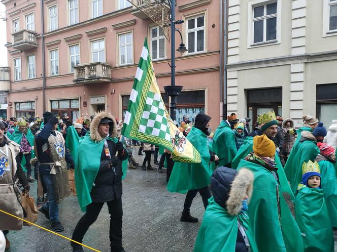 Kolorowy Orszak Trzech Króli w Łodzi. W centrum miasta pojawiło się mnóstwo osób [ZDJĘCIA]