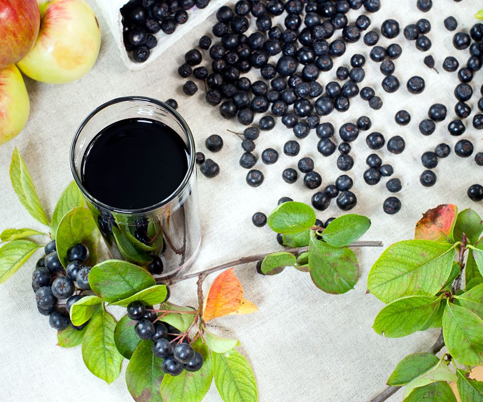 Aronia: sok z aronii na zimę gotowany z liśćmi wiśni [przepis]
