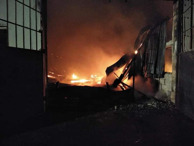 Pożar hali w Zwoleniu. 20 zastępów straży pożarnej walczyło z ogniem!