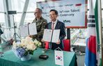 Koreańska Grupa Hanwha inwestuje w polską edukację obronną. 1,2 mln zł dla Akademii Wojsk Lądowych