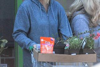 GRAŻYNA SZAPOŁOWSKA NA ZAKUPACH W CENTRUM OGRODNICZYM_1PUBL