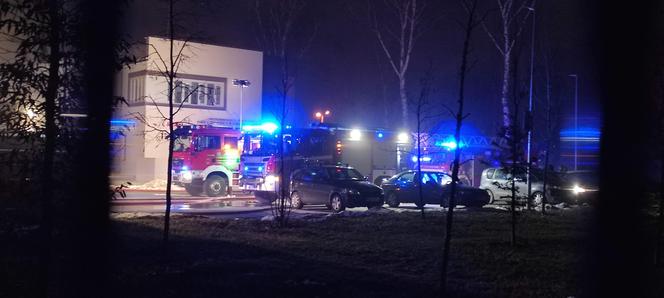 Kraków: Poteżny pożar archiwum Urzędu Miasta. Płoną dwie duże hale przy ulicy Na Załęczu. Akcja trwa [ZDJĘCIA]