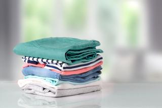Jak prać ubrania, by potem ich nie prasować? Wyborny myk, dzięki któremu żelazko przestanie Ci być potrzebne 
