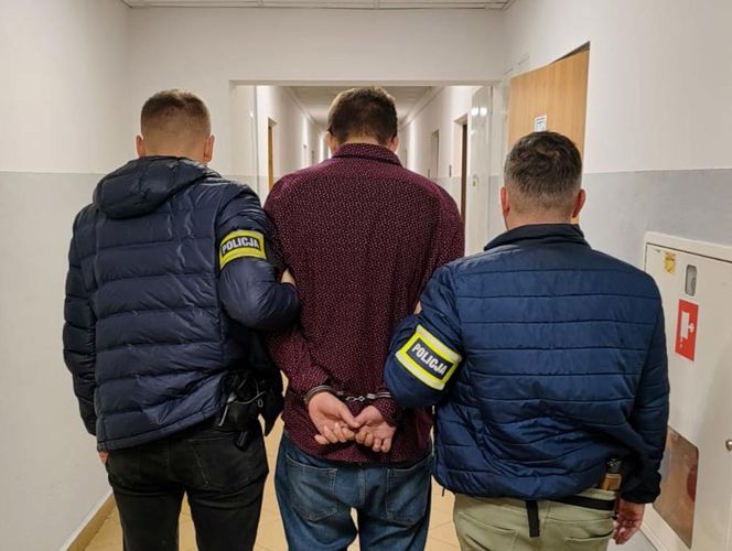 Uzbrojony po zęby 24-latek groził kobiecie, że ją zastrzeli. Potem napadł na stację benzynową