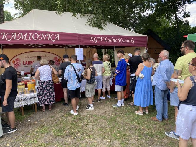 Gigantyczne kolejki po pierogi w Biesowie. Przygotowano ich ponad 50 tysięcy. Zobacz zdjęcia!