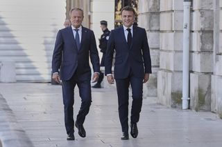 Tusk Macron