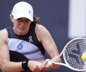 KIEDY gra Iga Świątek Roland Garros Dzisiaj dowiemy się, o której gra Iga Świątek - Bucsa O której godzinie mecz Świątek w Paryżu 2023