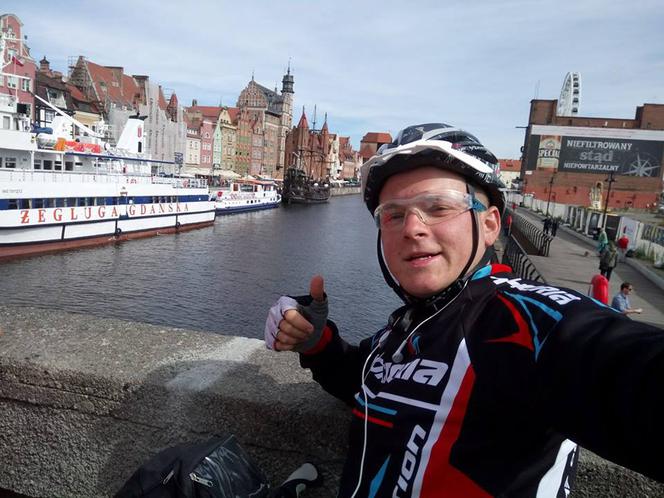 Bartosz Boczar z Rzeszowa odbywa wyprawę dokoła Polski na rowerze dla chorego Mateuszka