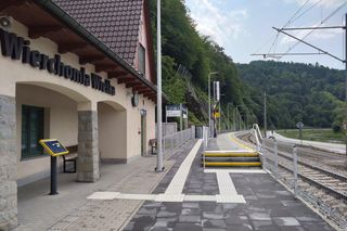 Nowe perony i infrastruktura kolejowa na kryniczance w Dolinie Popradu