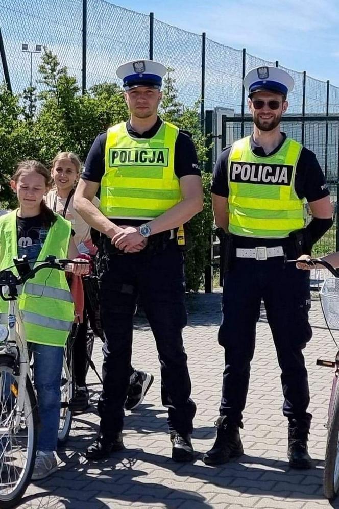 Pożar na polu uprawnym w Przybranowie. Policjanci uratowali kobietę