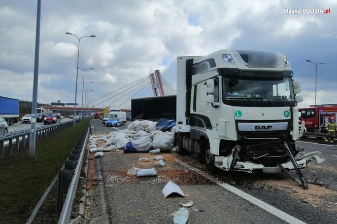Śląskie: Ciężarówki niczym taran wjechały w samochody. Przerażający wypadek na autostradzie A4