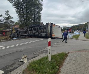 Poważny wypadek w Łabowej.  Droga jest zablokowana 