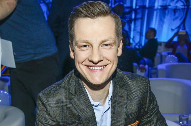 spotyka się z kobietą z fałszywymi piersiami
