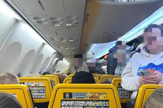 Pasażerowie z Rzeszowa prawie dobę czekają na lotnisku.