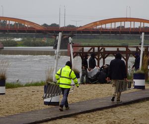 Wrocław. Panika na wrocławskim osiedlu. Ogromne kolejki w sklepach, zamknięte firmy