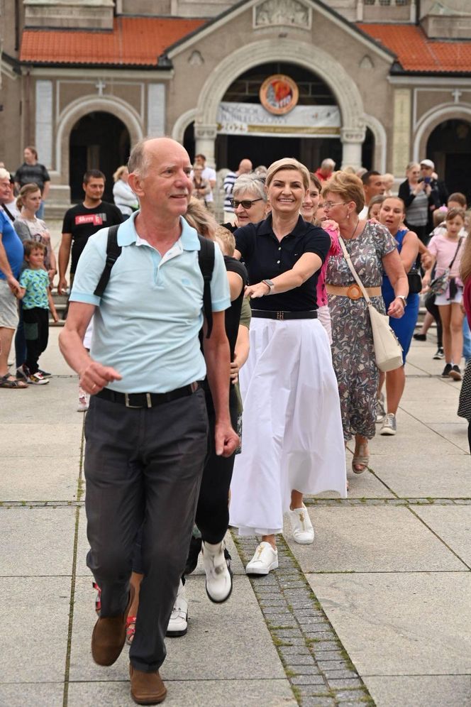 Ruda Śląska tańczy jak dawniej. Międzypokoleniowa potańcówka na rynku porwała tłumy