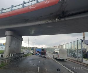 Kielce. Wypadek na ul. Grunwaldzkiej. Ciężarówka przewróciła się po zahaczeniu o wiadukt [ZDJĘCIA].