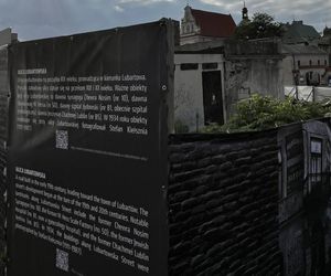 Blaszany płot z centrum miasta zmienił się w atrakcję turystyczną