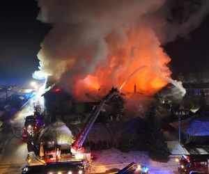 Pilna ewakuacja 200 osób z klubu muzycznego na Mazowszu. Wybuchł potężny pożar. Ranna jedna osoba