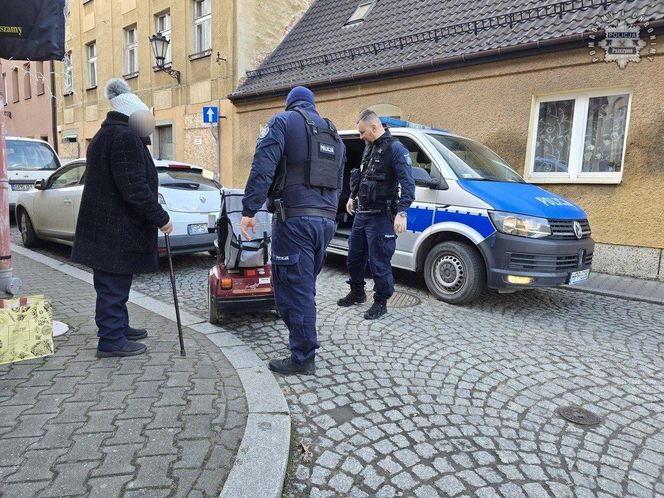 Policjanci pomogli seniorce