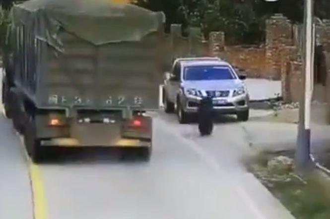 Rozpędzona opona uderza w samochód