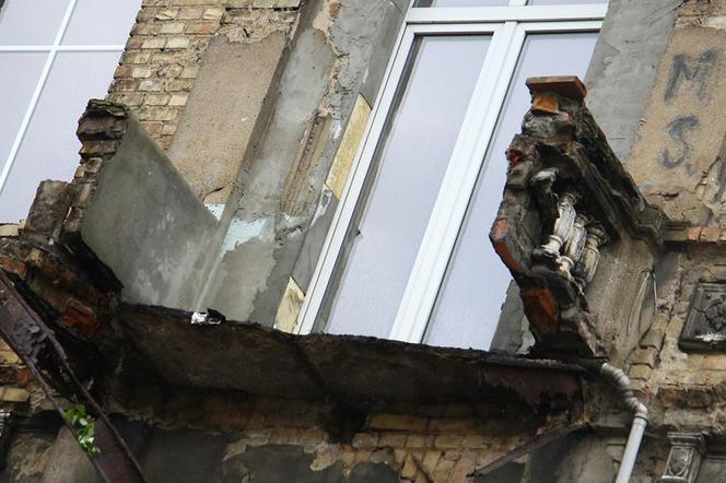 Zniszczony balkon w kamienicy przy ul. Dąbrowskiego